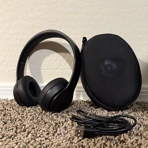 Beats Black Wireless Headphones with Case